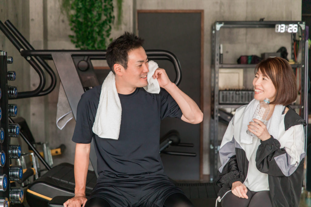 運動の合間の男女